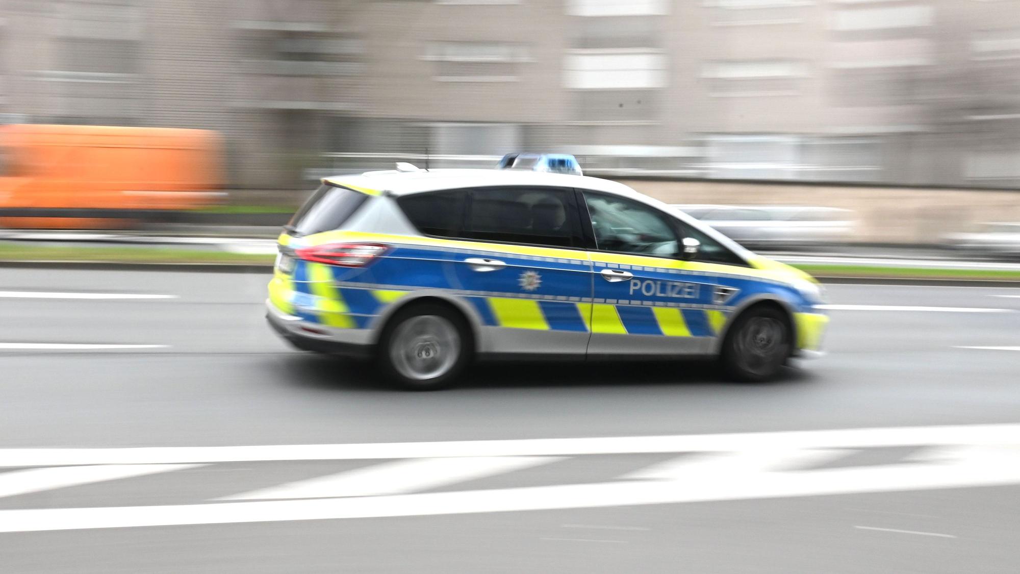 Ein Polizeiwagen auf einer Verfolgungsjagd. (Symbolfoto)