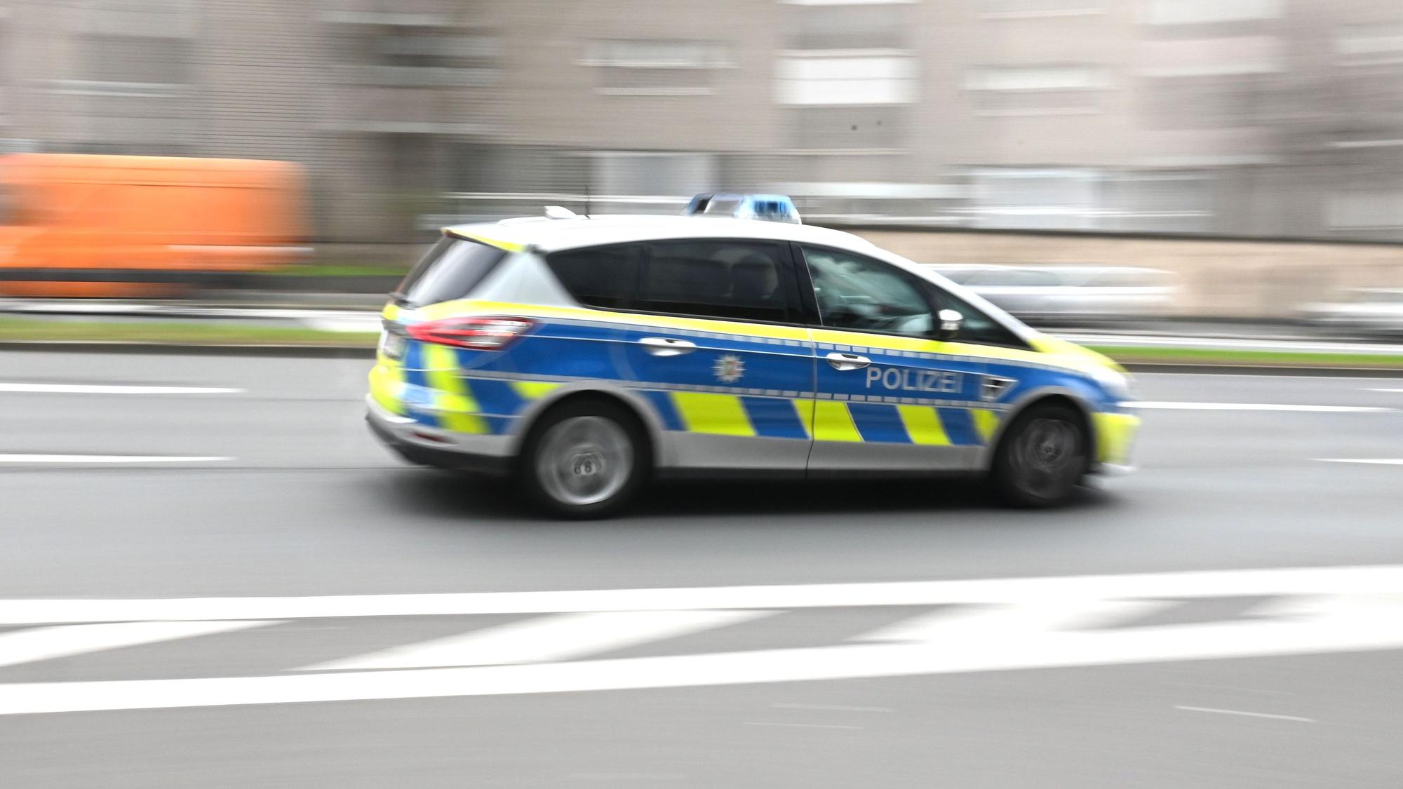 Polizeiauto auf einer Verfolgungsjagd. (Symbolfoto)
