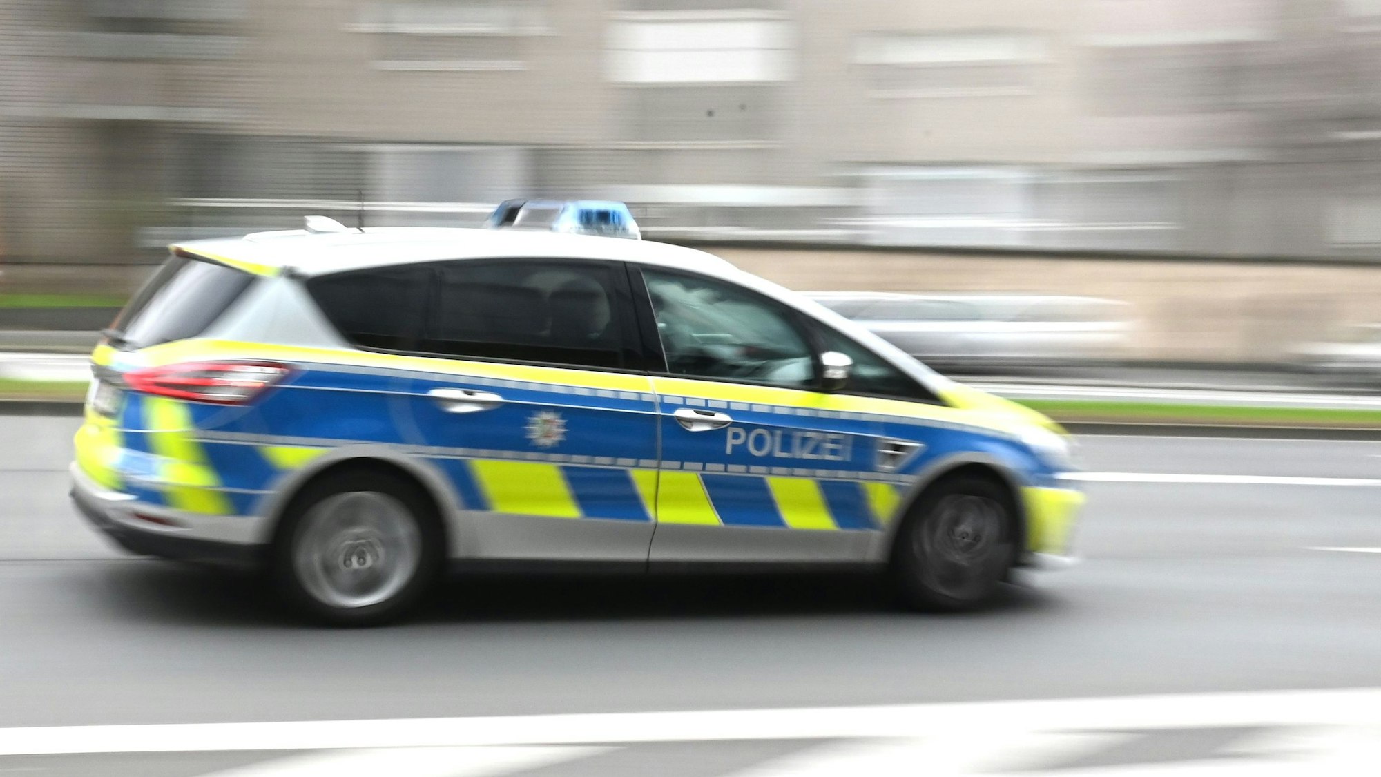 Ein Polizeiwagen rast durch die Innenstadt.