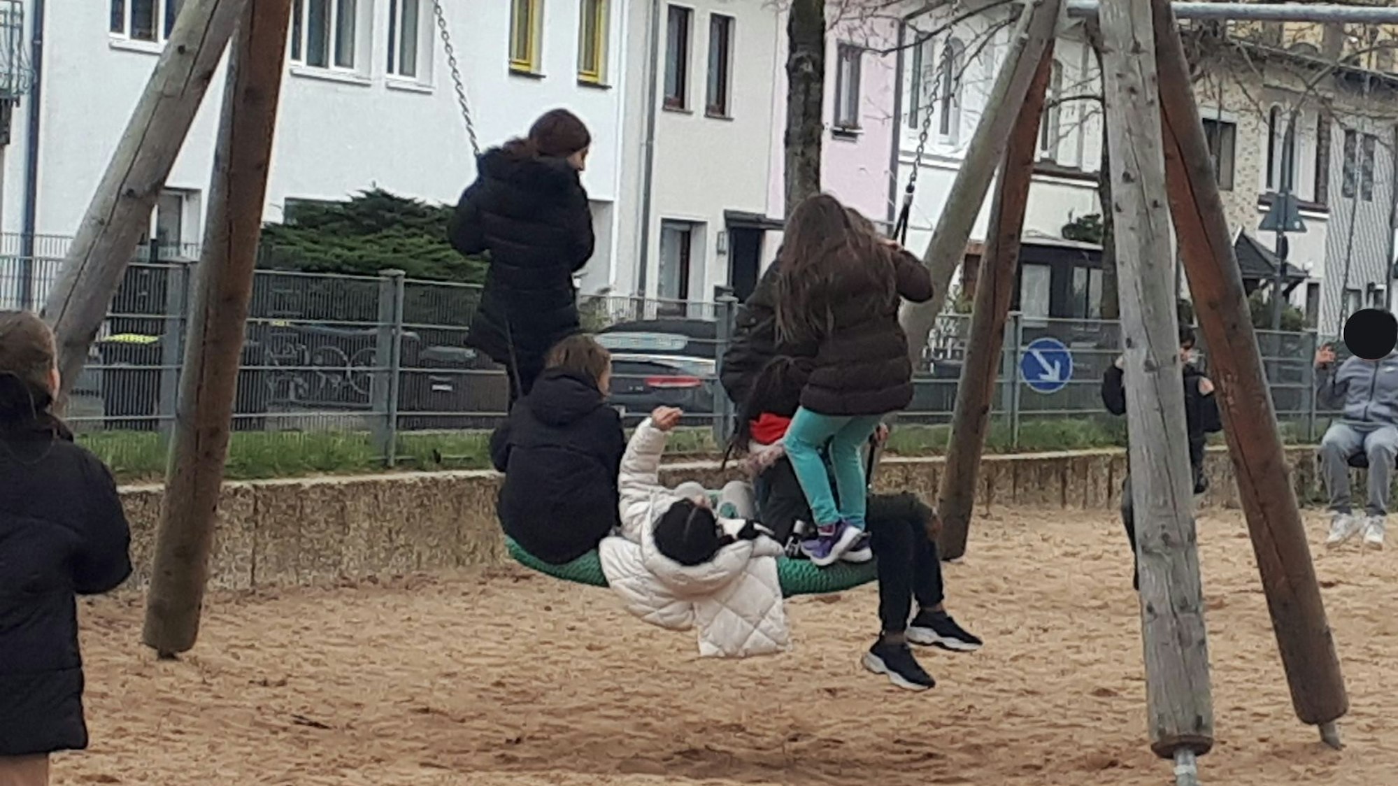 Beim Veedelscheck „Hey Nippes“ in Bilderstöckchen sorgte vor allem die Nestschaukel für Begeisterung.