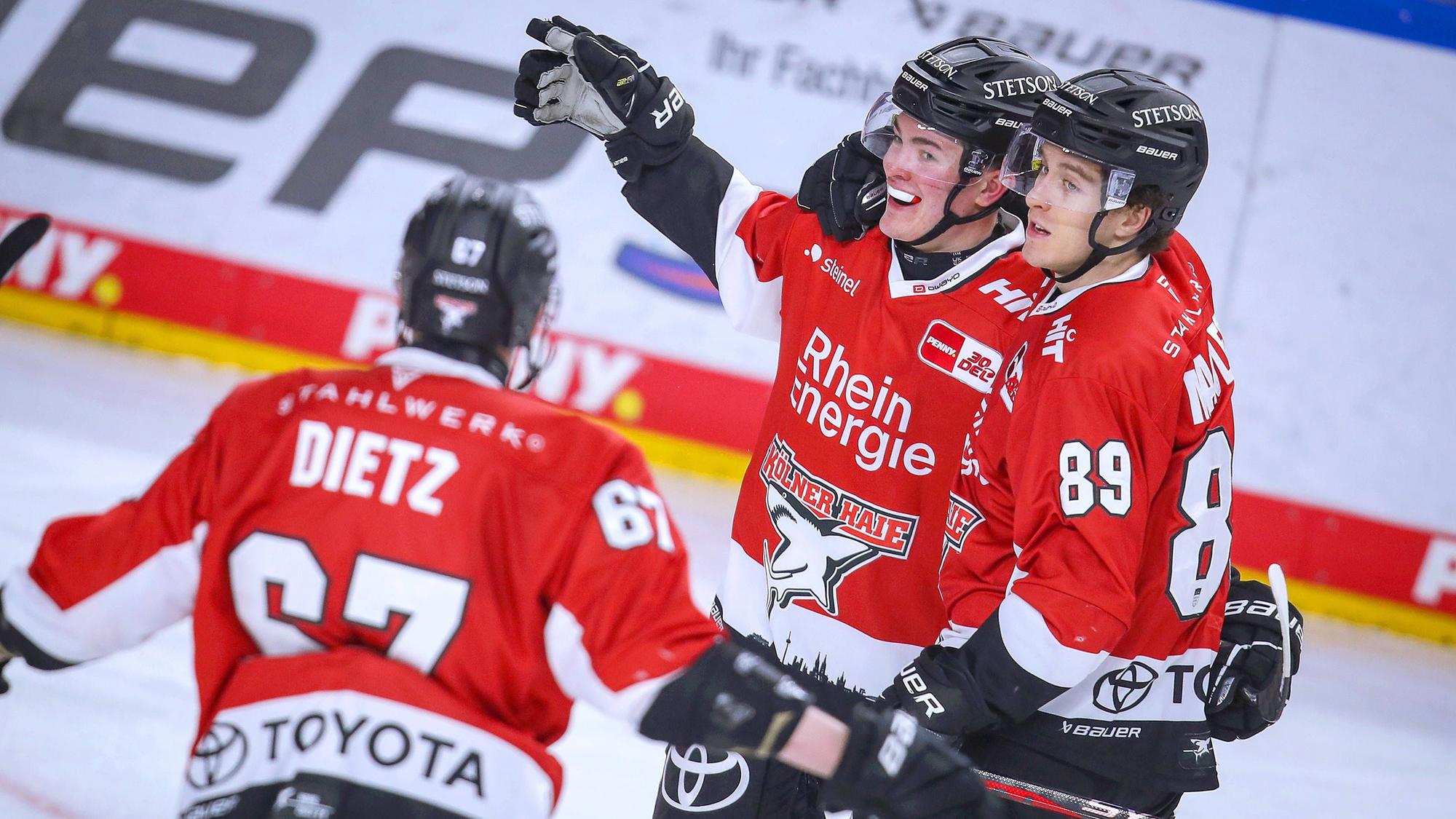 Zwei vom Traum-Trio: Justin Schütz und Gregor MacLeod (rechts) wissen zusammen mit Alexandre Grenier, wie man gegen Ingolstadt spielen muss.