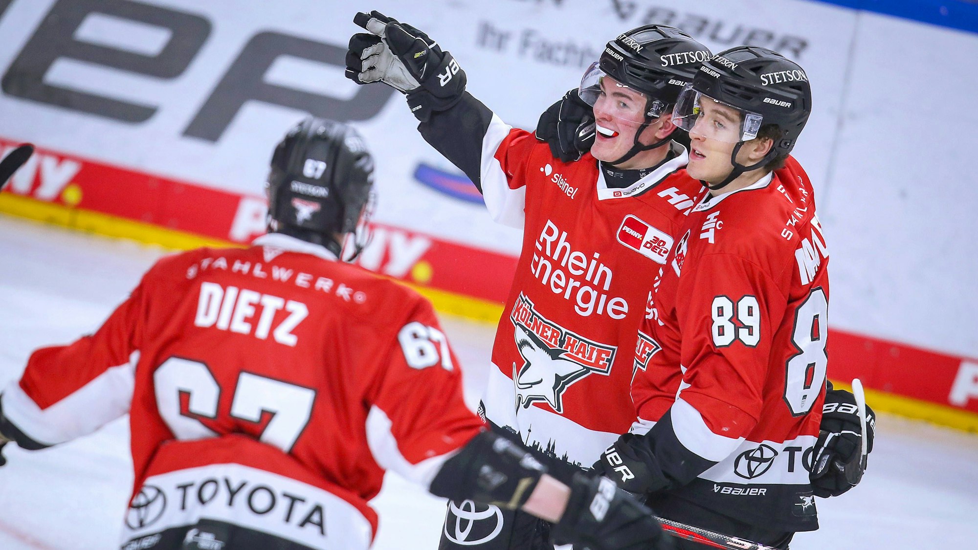Zwei vom Traum-Trio: Justin Schütz und Gregor MacLeod (rechts) wissen zusammen mit Alexandre Grenier, wie man gegen Ingolstadt spielen muss.