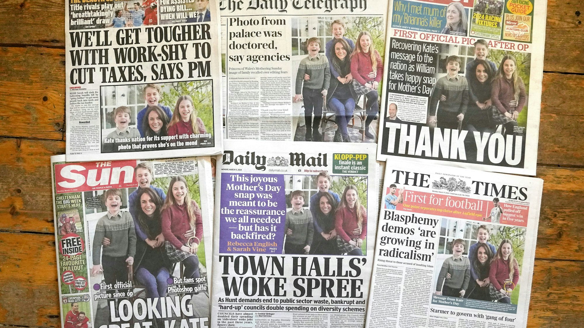 Britische Zeitungen, die mit dem Bild von Kate, Prinzessin von Wales und ihren Kindern auf dem Titel aufmachen, liegen nebeneinander.