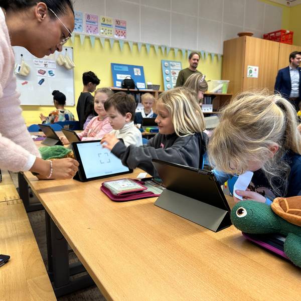 Lehrerin Monika Nwuha-Junghof von der Hans-Christian-Andersen-Schule unterichtet mit I-Pads in der Schildkrötenklasse.