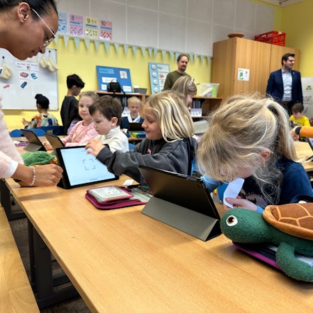 Lehrerin Monika Nwuha-Junghof von der Hans-Christian-Andersen-Schule unterichtet mit I-Pads in der Schildkrötenklasse.