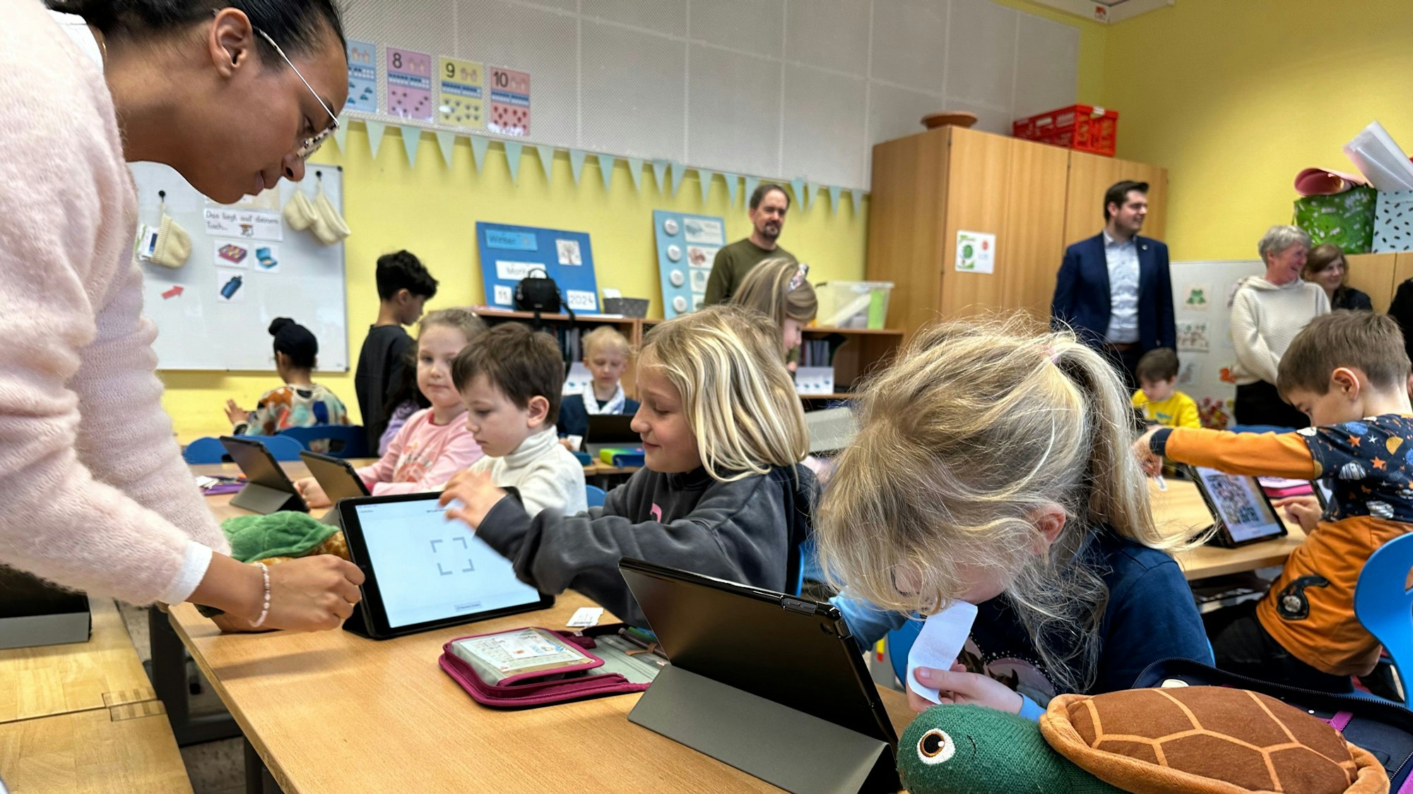 Lehrerin Monika Nwuha-Junghof von der Hans-Christian-Andersen-Schule unterichtet mit I-Pads in der Schildkrötenklasse.