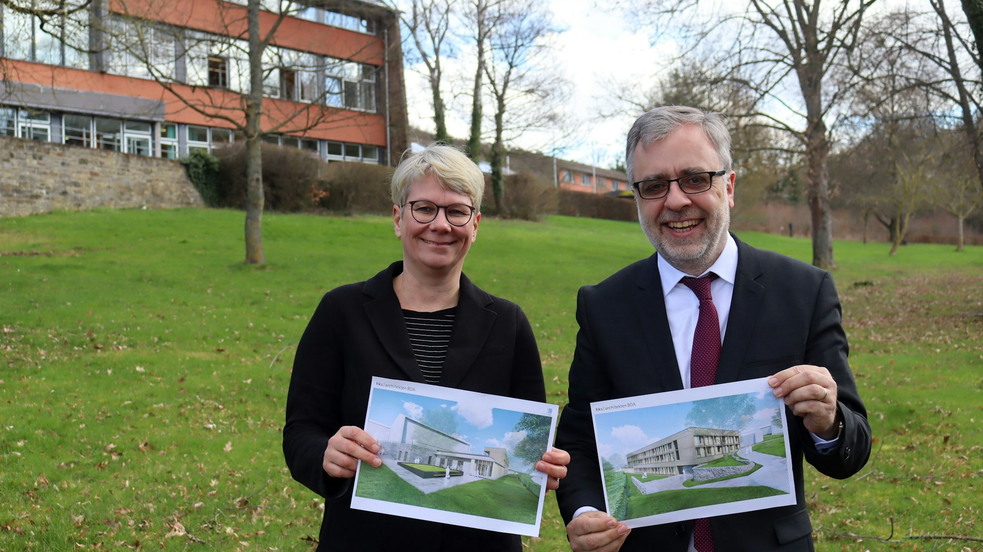Dr. Alexander Meyer und Anne Wittenkämper halten Planskizzen in der Hand.