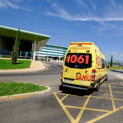 Krankenwagen vor der Klinik Son Espases in Palma de Mallorca: Rettungskräfte waren bei einem Bus-Unfall im Osten der Insel im Einsatz (Symbolbild).