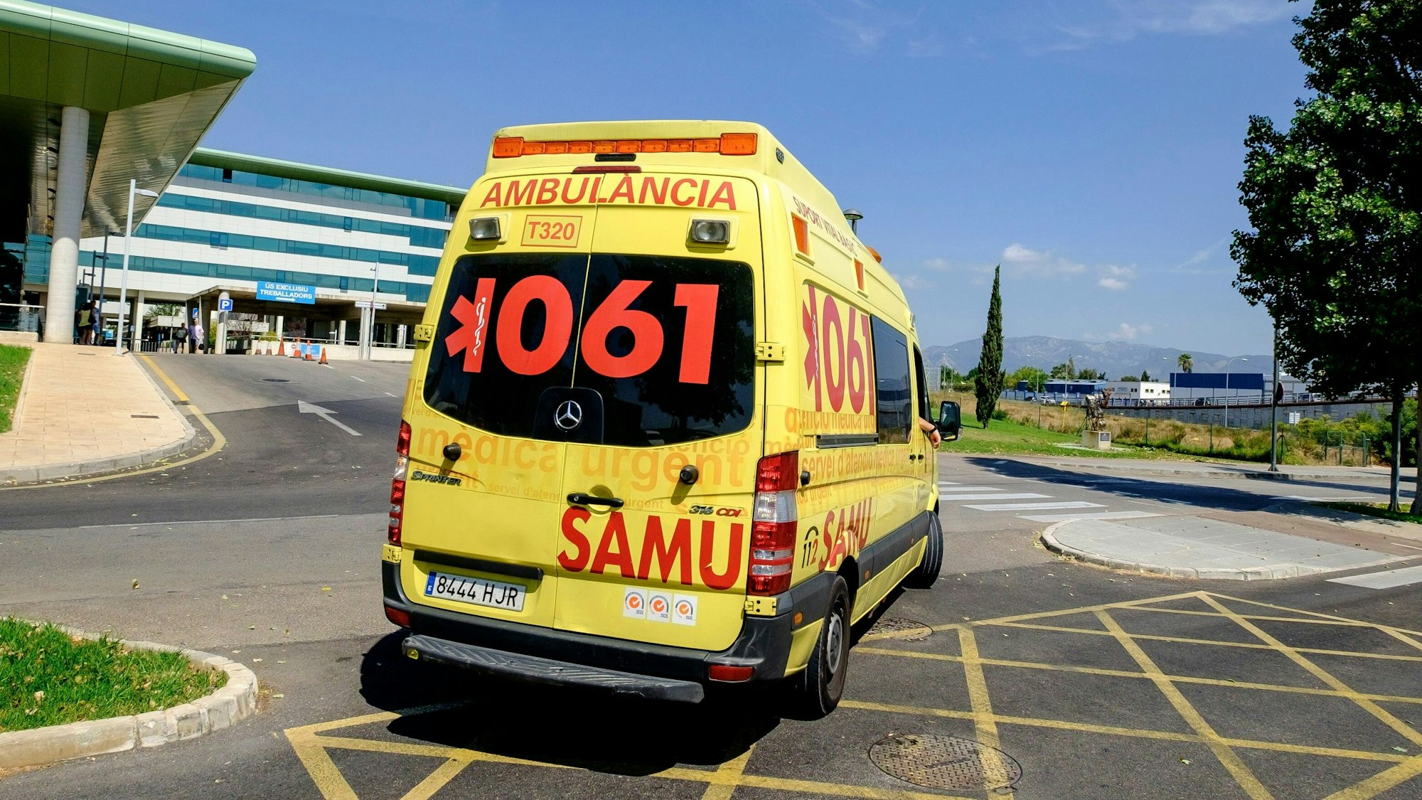 Krankenwagen vor der Klinik Son Espases in Palma de Mallorca: Rettungskräfte waren bei einem Bus-Unfall im Osten der Insel im Einsatz (Symbolbild).