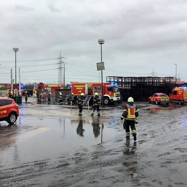 Einsatzkräfte der Feuerwehr Brühl stehen auf dem Gelände des Brühler Eisenwerks.