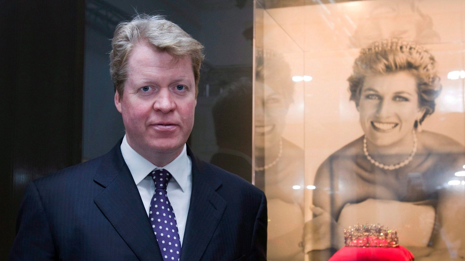 Earl Spencer neben einem Bild seiner Schwester Prinzessin Diana.