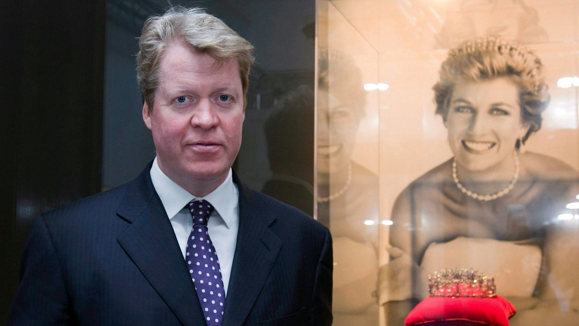 Earl Spencer neben einem Bild seiner Schwester Prinzessin Diana.