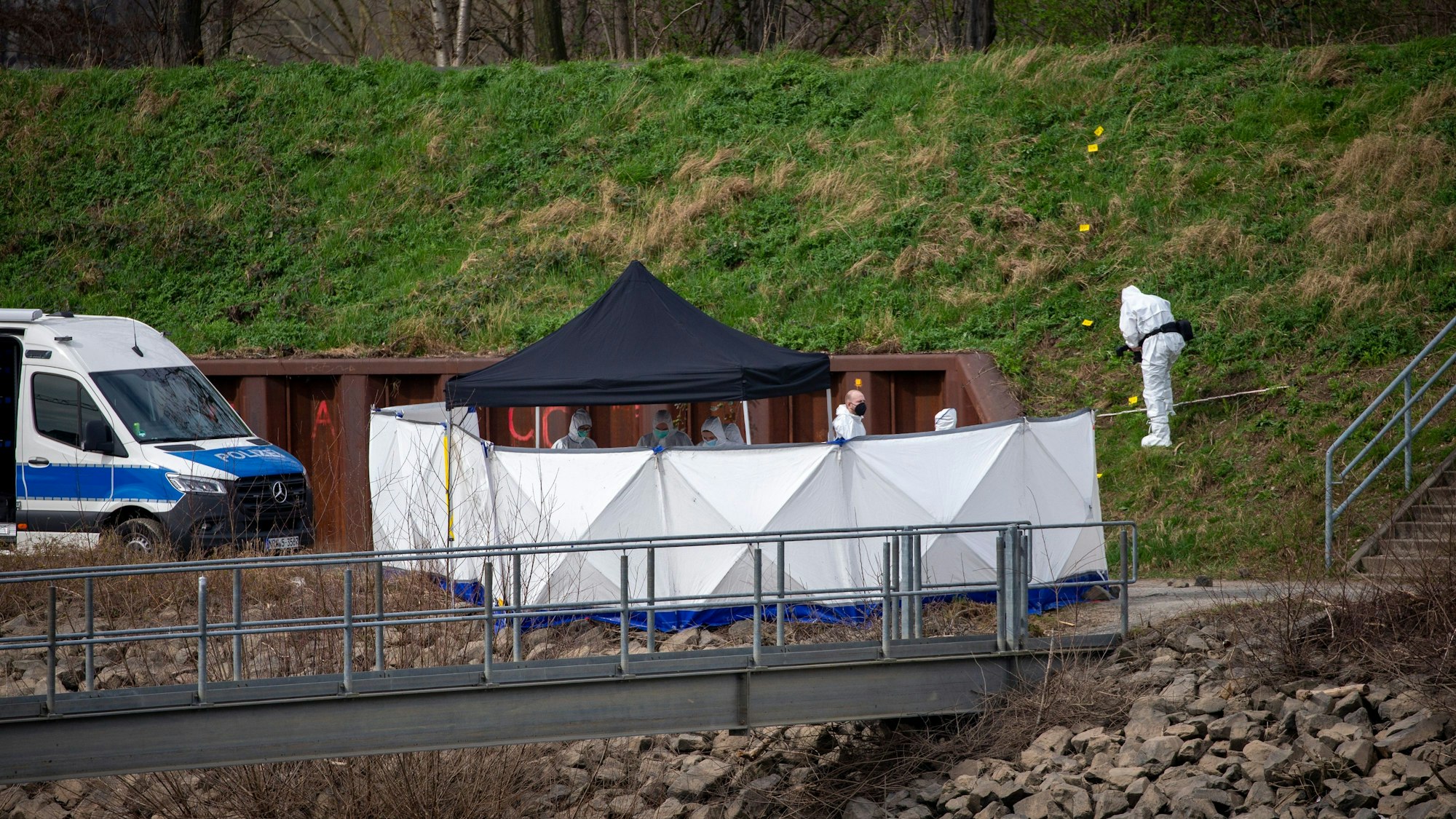 Ermittler im März 2024 bei der Spurensicherung am Tatort im Mülheimer Hafen.