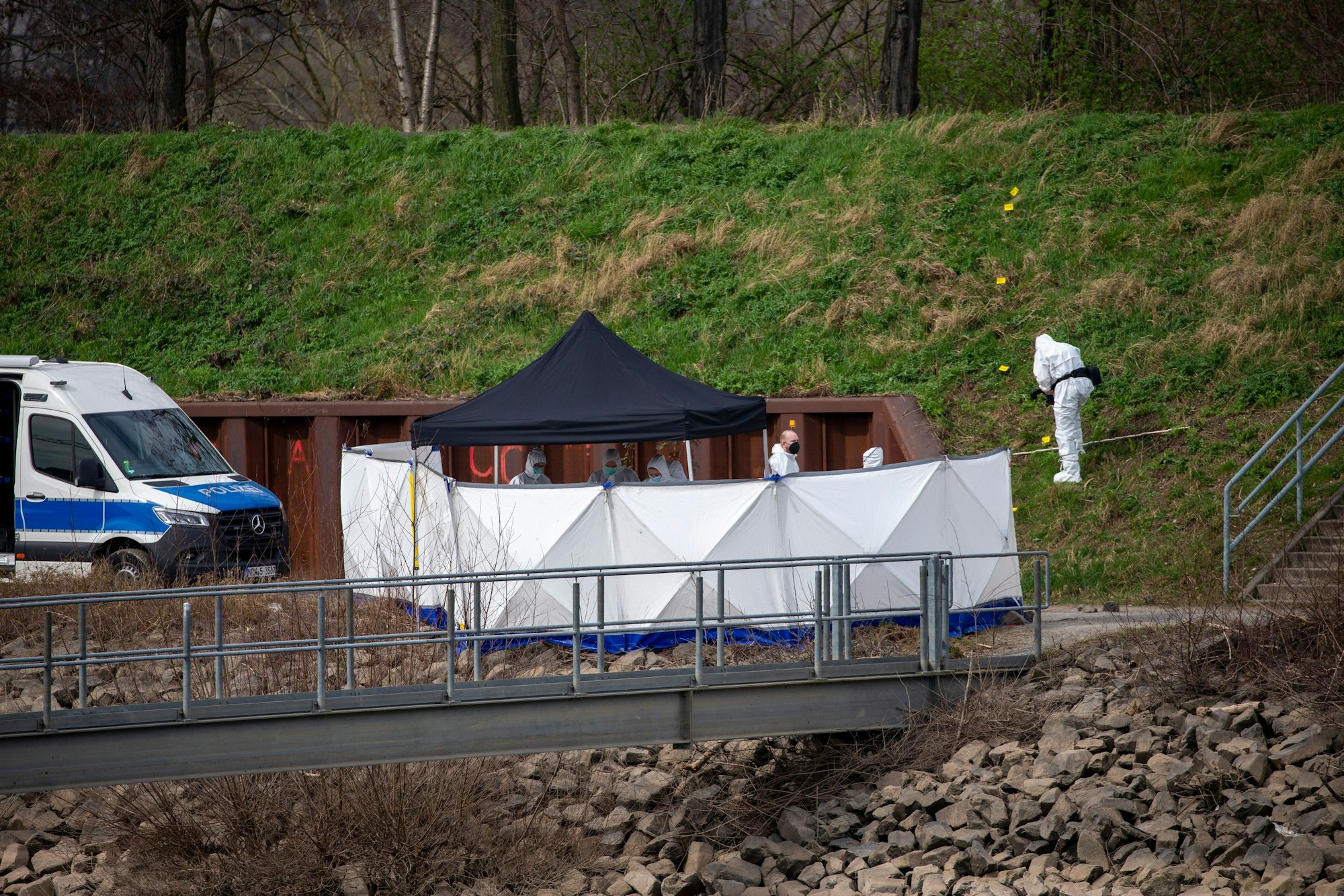 Ermittler am Tatort in Köln-Mülheim