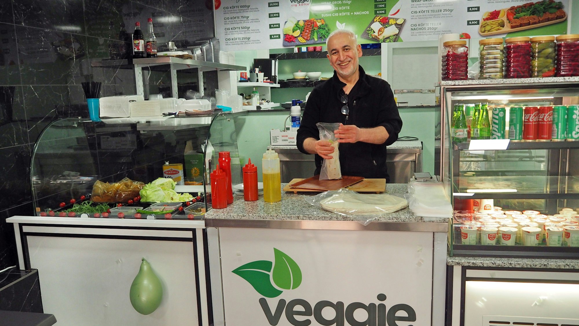 Vecihi Koyuncy bietet in seinem neuen Imbiss am Gottesweg Köfte aus Bulgur, die man auch im Wrap genießen kann.