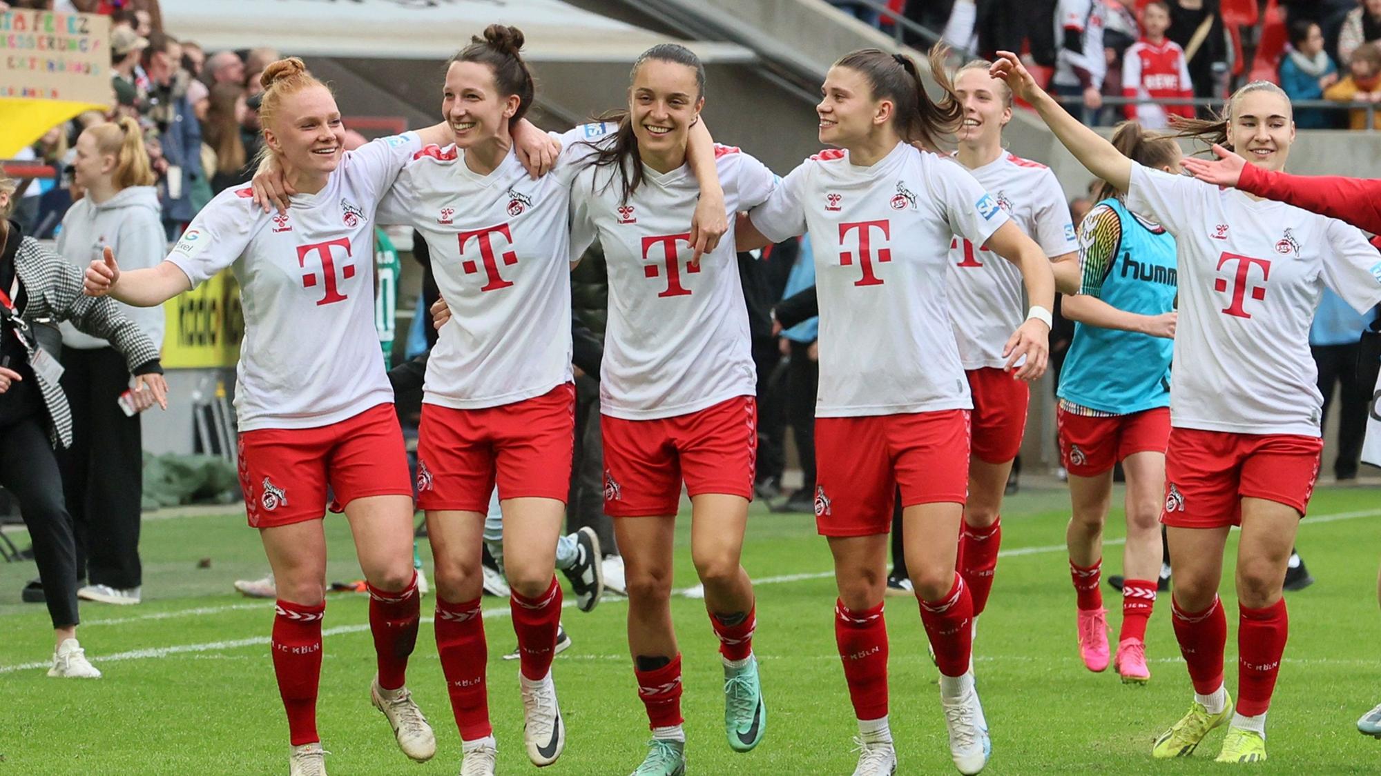 1.FC Köln vs. Werder Bremen, Fussball Frauen, 1. Bundesliga, Jubel nach dem Sieg gegen Bremen, Bild: Herbert Bucco, 10.03.2024