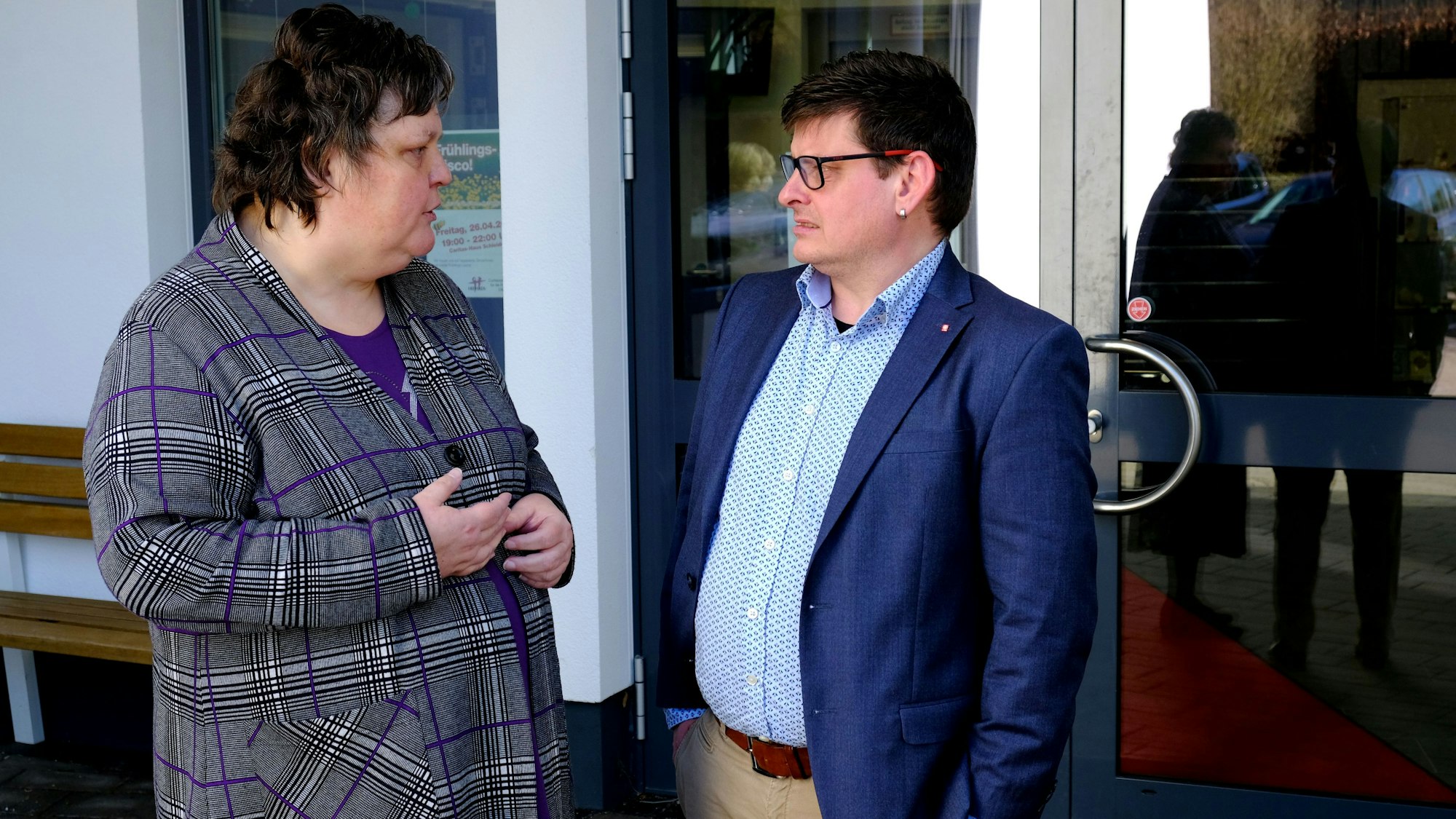 Oliver Krings unterhält sich mit Vorstandssprecherin Ute Stolz.