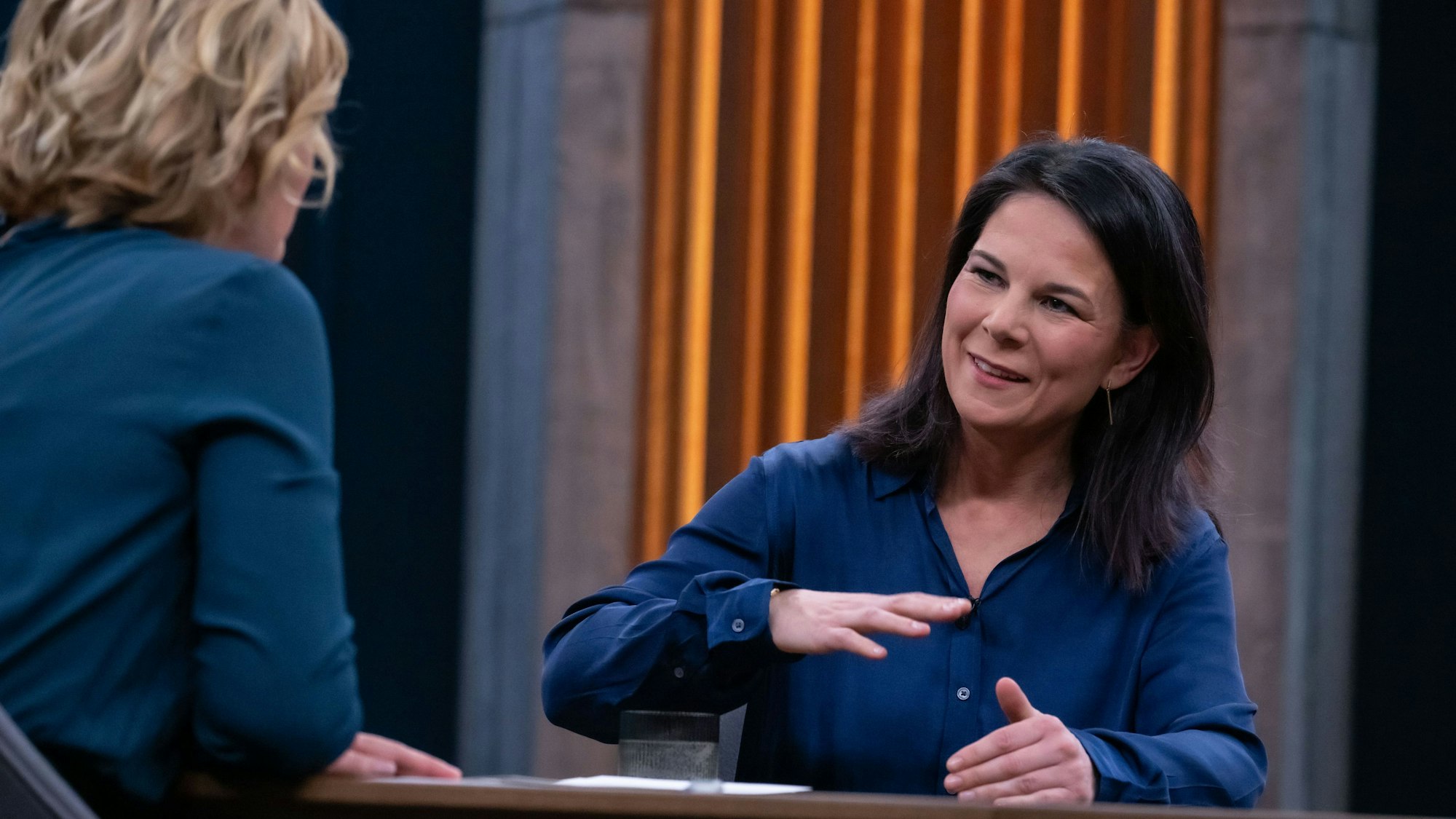 Caren Miosga (l.) und Anna-Lena Baerbock diskutieren über die Ukraine.