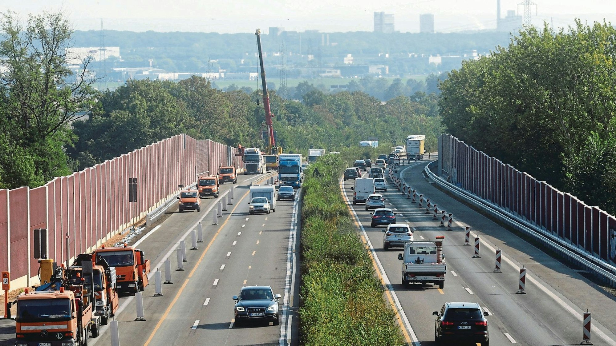 Zu sehen ist die Lärmschutzwand entlang einer Autobahn bei Frechen.