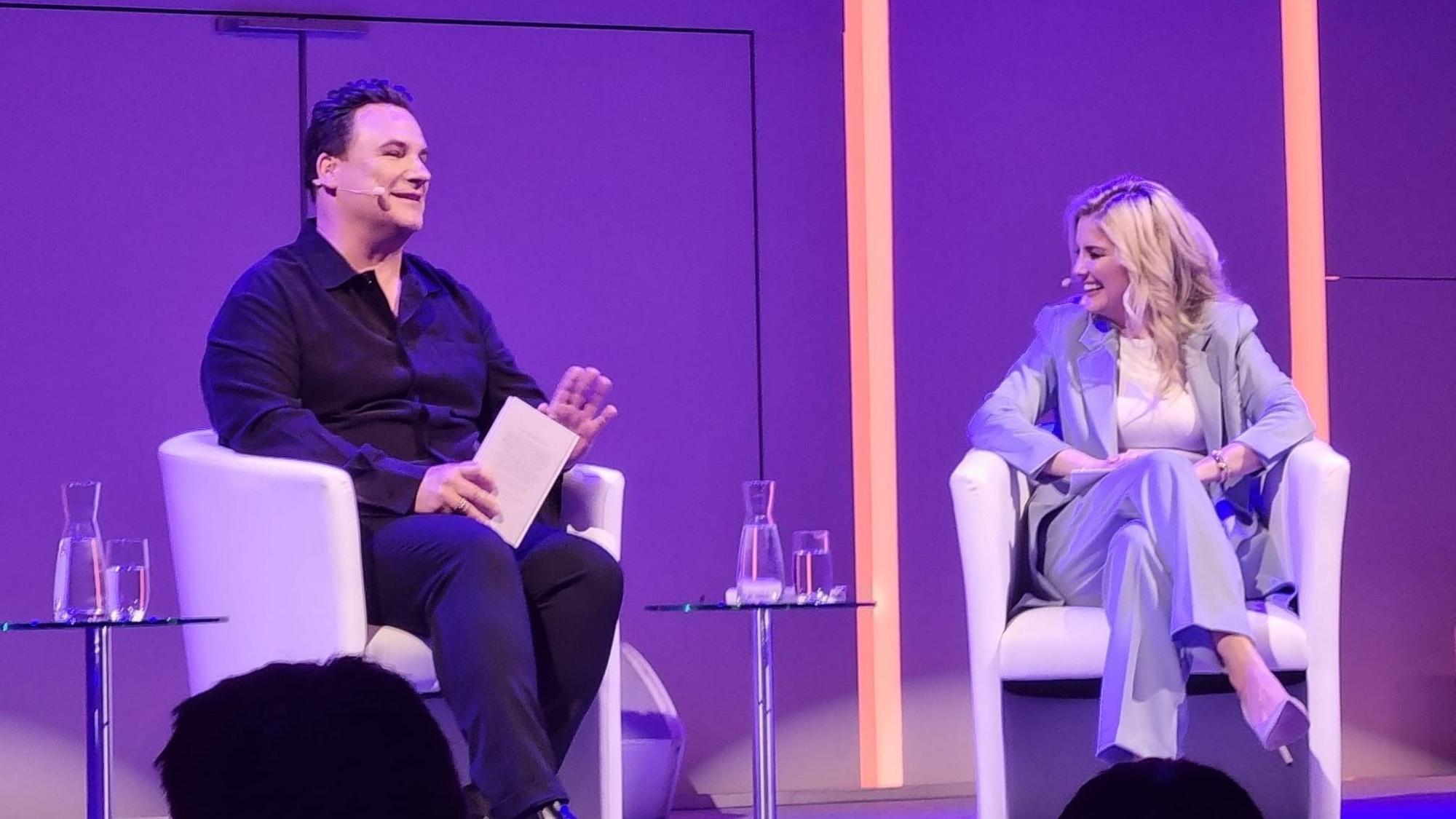 Gut gelaunt auf dem Podium bei der „lit Cologne“: Guido Maria Kretschmer und Moderatorin Jennifer Knäble.