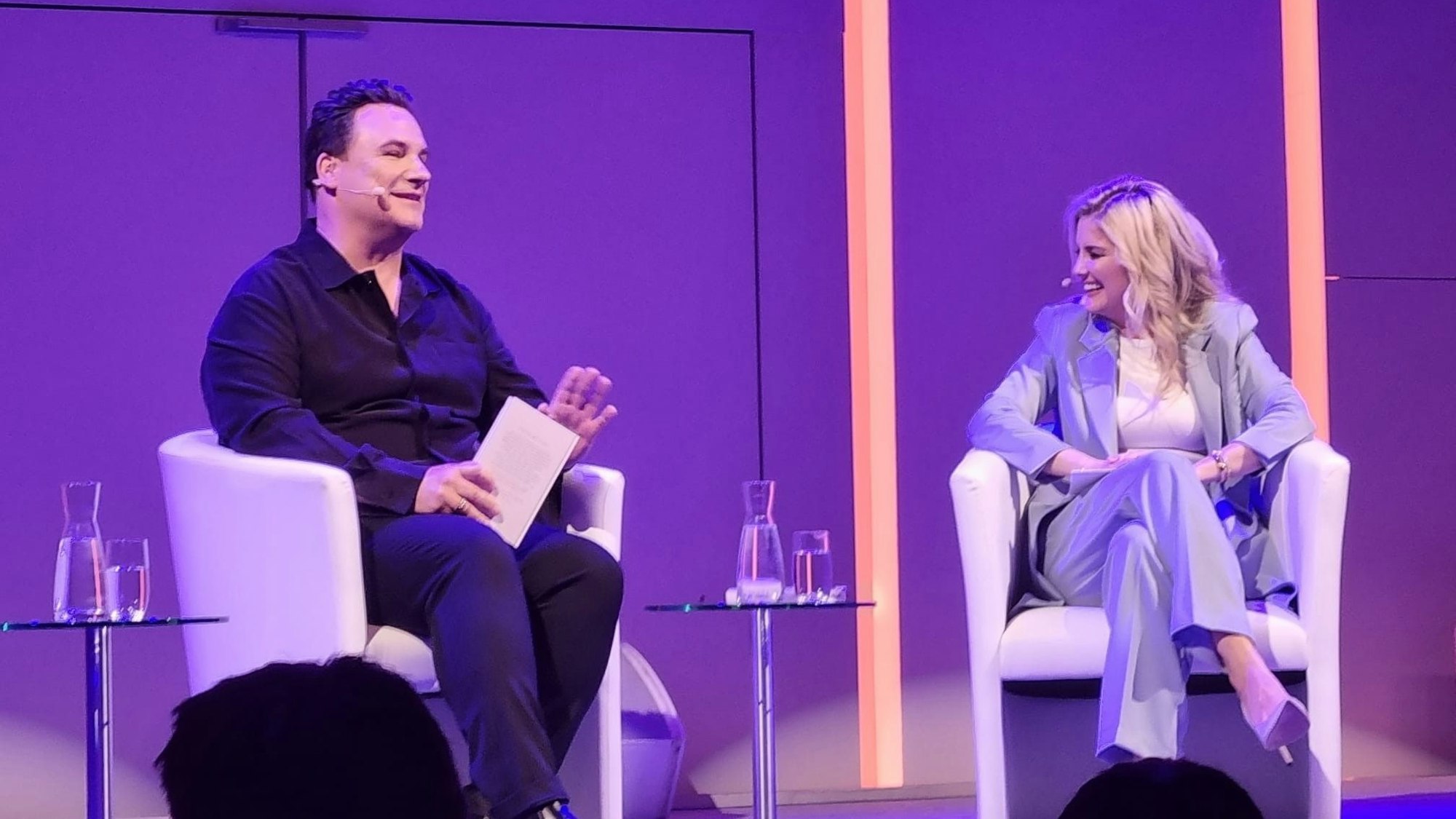 Gut gelaunt auf dem Podium bei der „lit Cologne“: Guido Maria Kretschmer und Moderatorin Jennifer Knäble.