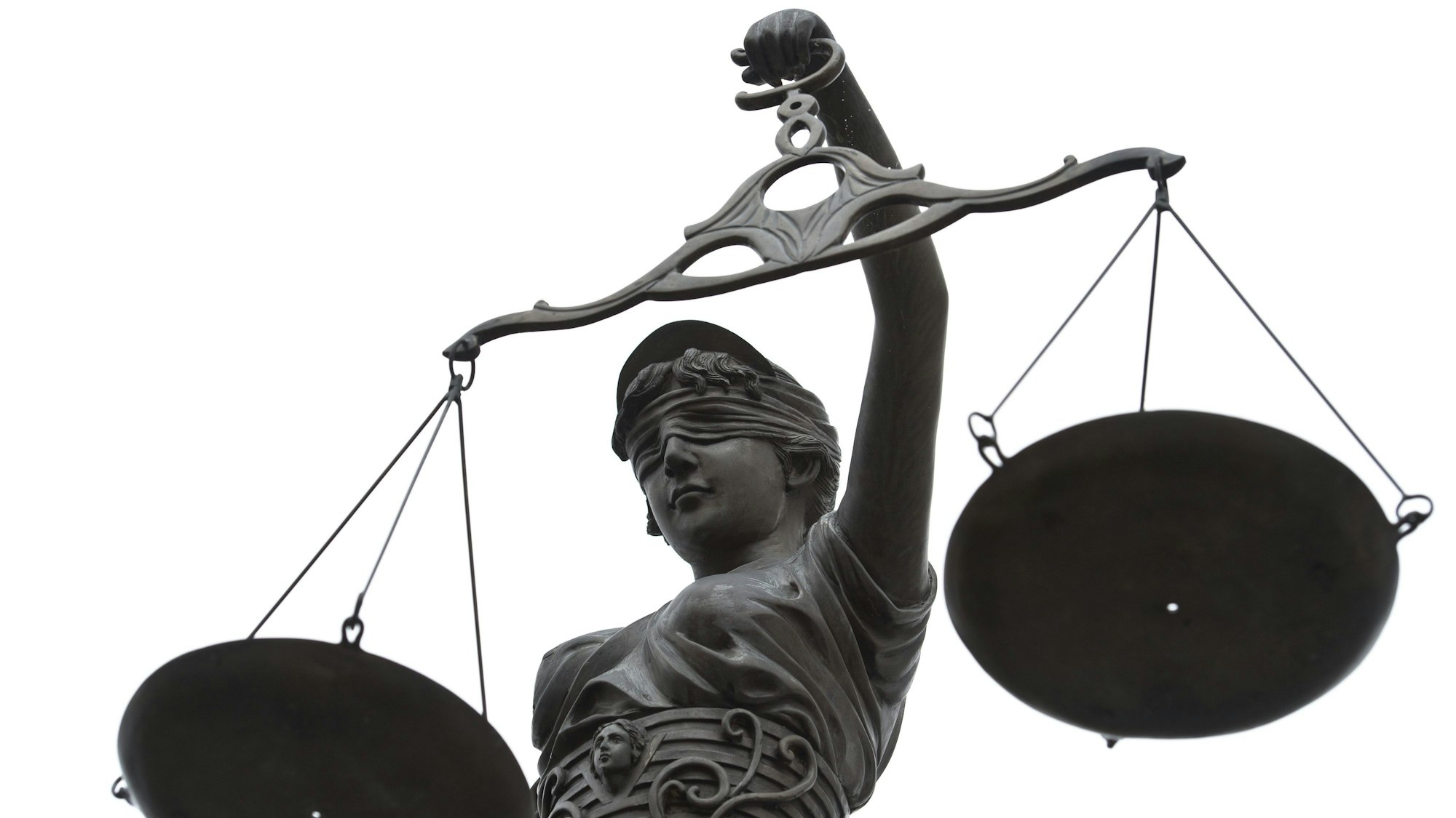 Eine Statue der Justitia mit einer Waage in ihrer Hand