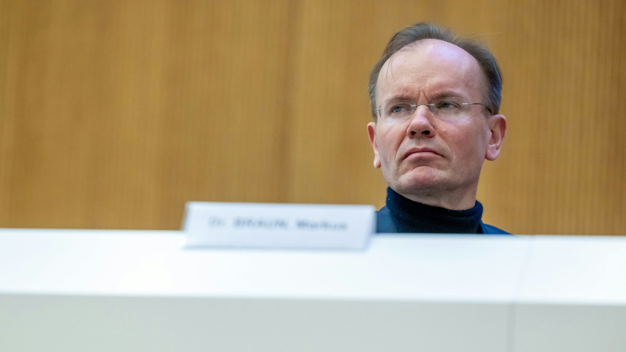 Der früheren Wirecard-Vorstandschef Markus Braun sitzt im Gerichtssaal an seinem Platz.