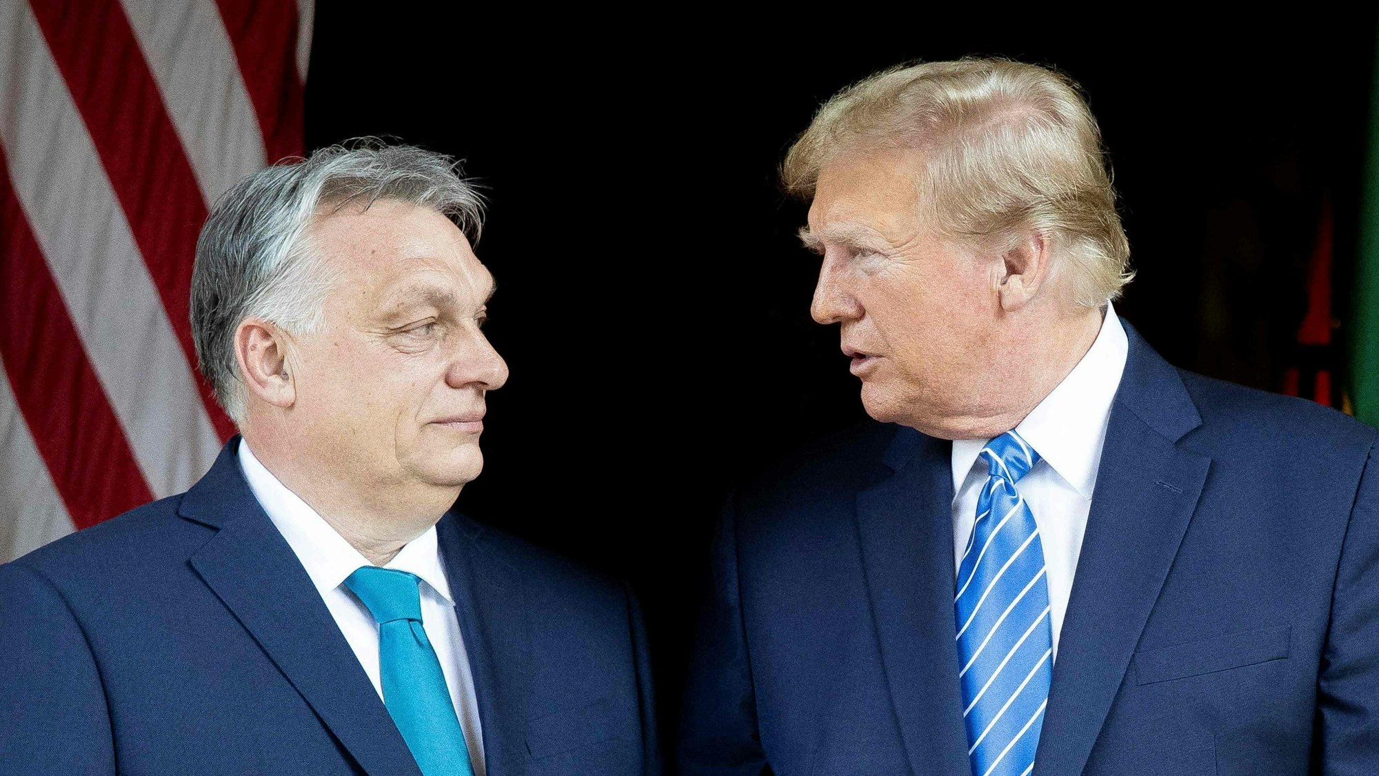 Ungarns Ministerpräsident Viktor Orbán zusammen mit Ex-US-Präsident Donald Trump bei einem Treffen in Trumps Residenz in Mar-a-Lago.