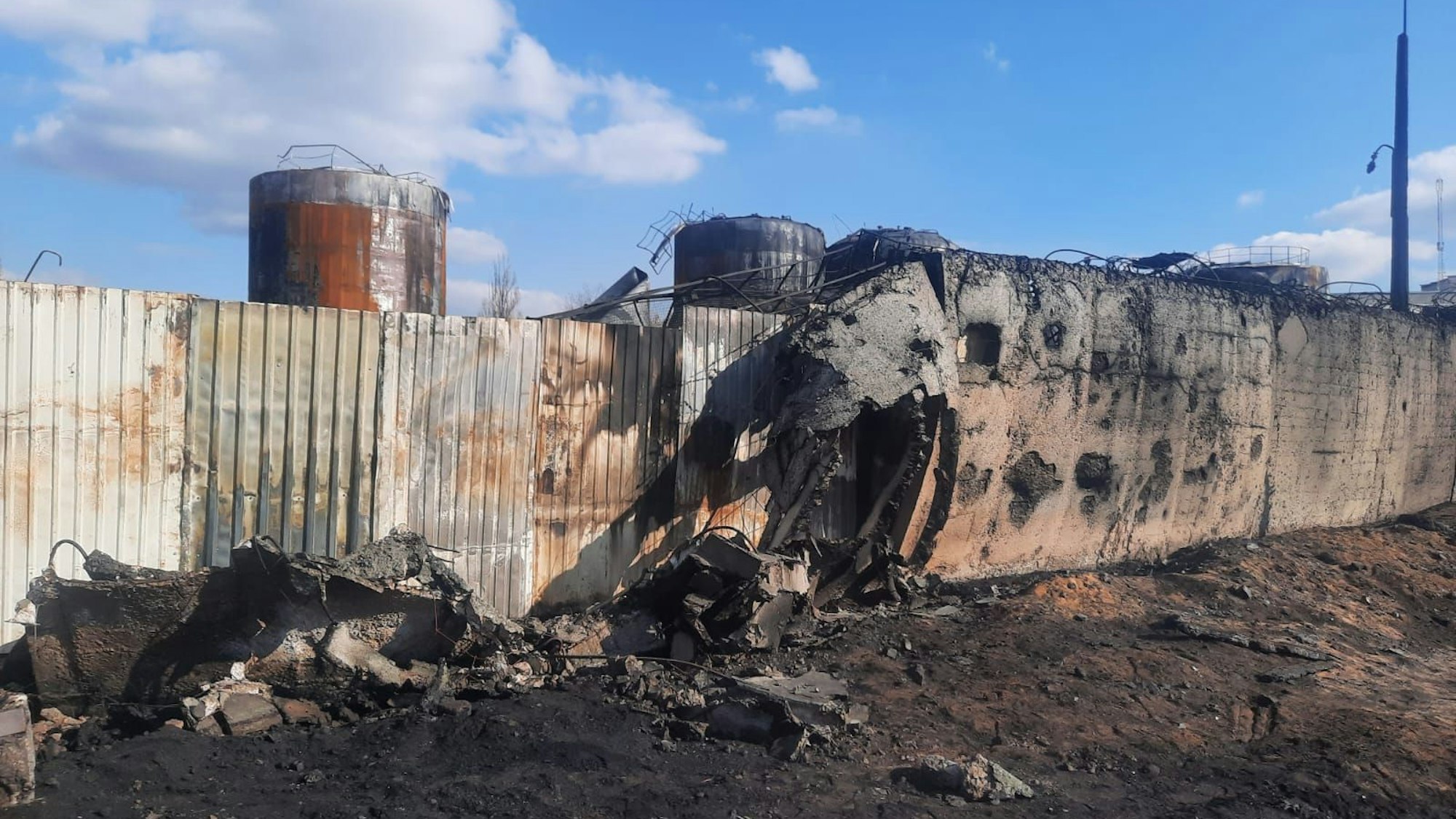 Ein ausgebranntes Treibstofflager