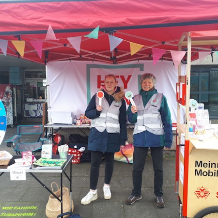 Auch die Stadt war mit ihrem Aktionsstand in Bilderstöckchen präsent. Hier steht Sozialraum-Koordinatorin Brigitte Jantz (r.) mit einer städtischen Kollegin an der Geldernstraße / Parkgürtel.