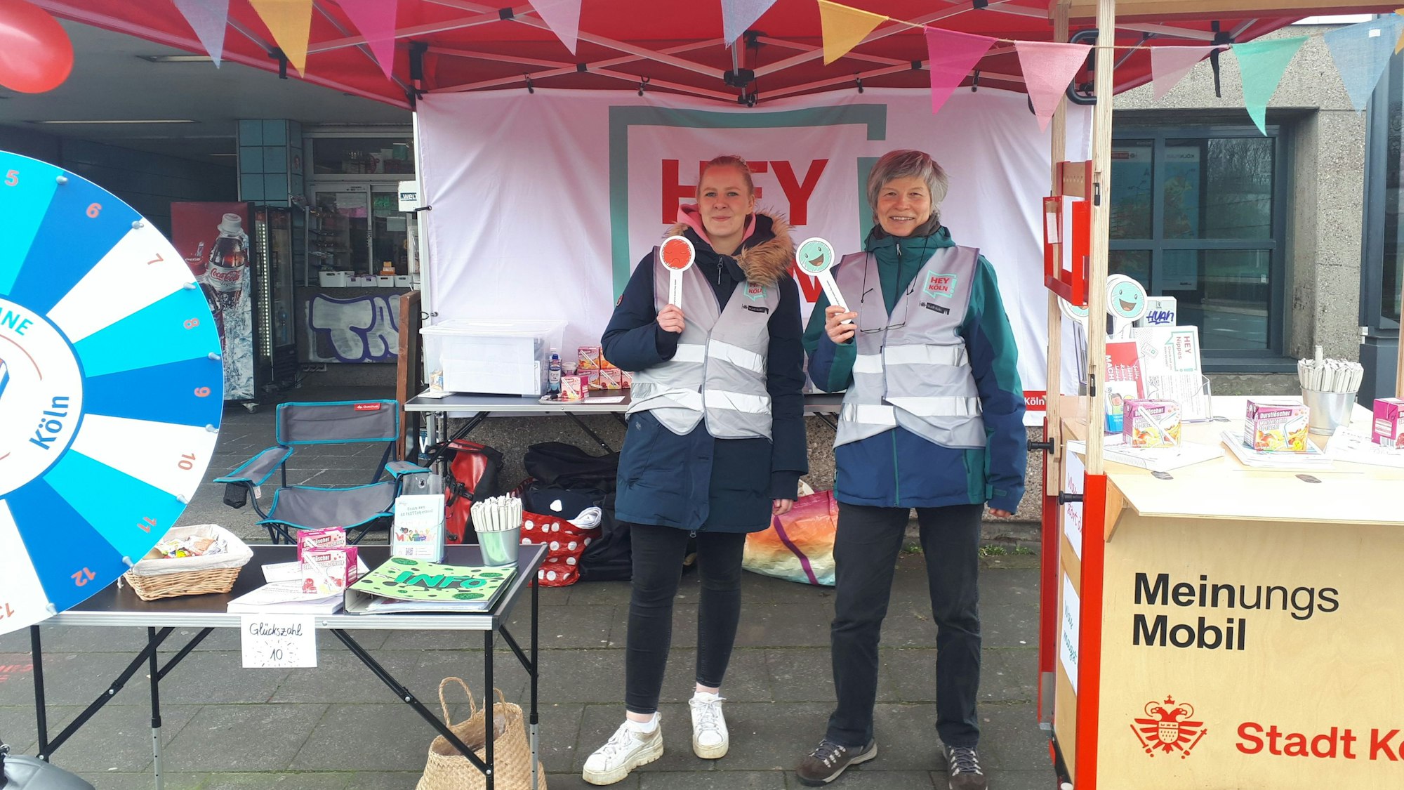 Auch die Stadt war mit ihrem Aktionsstand in Bilderstöckchen präsent. Hier steht Sozialraum-Koordinatorin Brigitte Jantz (r.) mit einer städtischen Kollegin an der Geldernstraße / Parkgürtel.