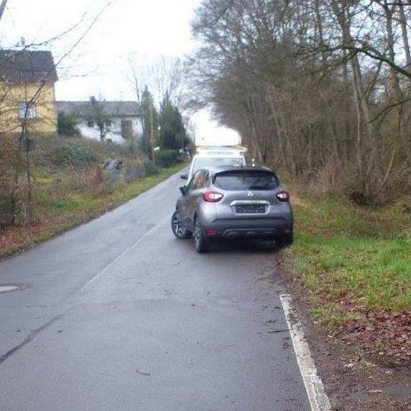 Ein Auto steht am Straßenrand.
