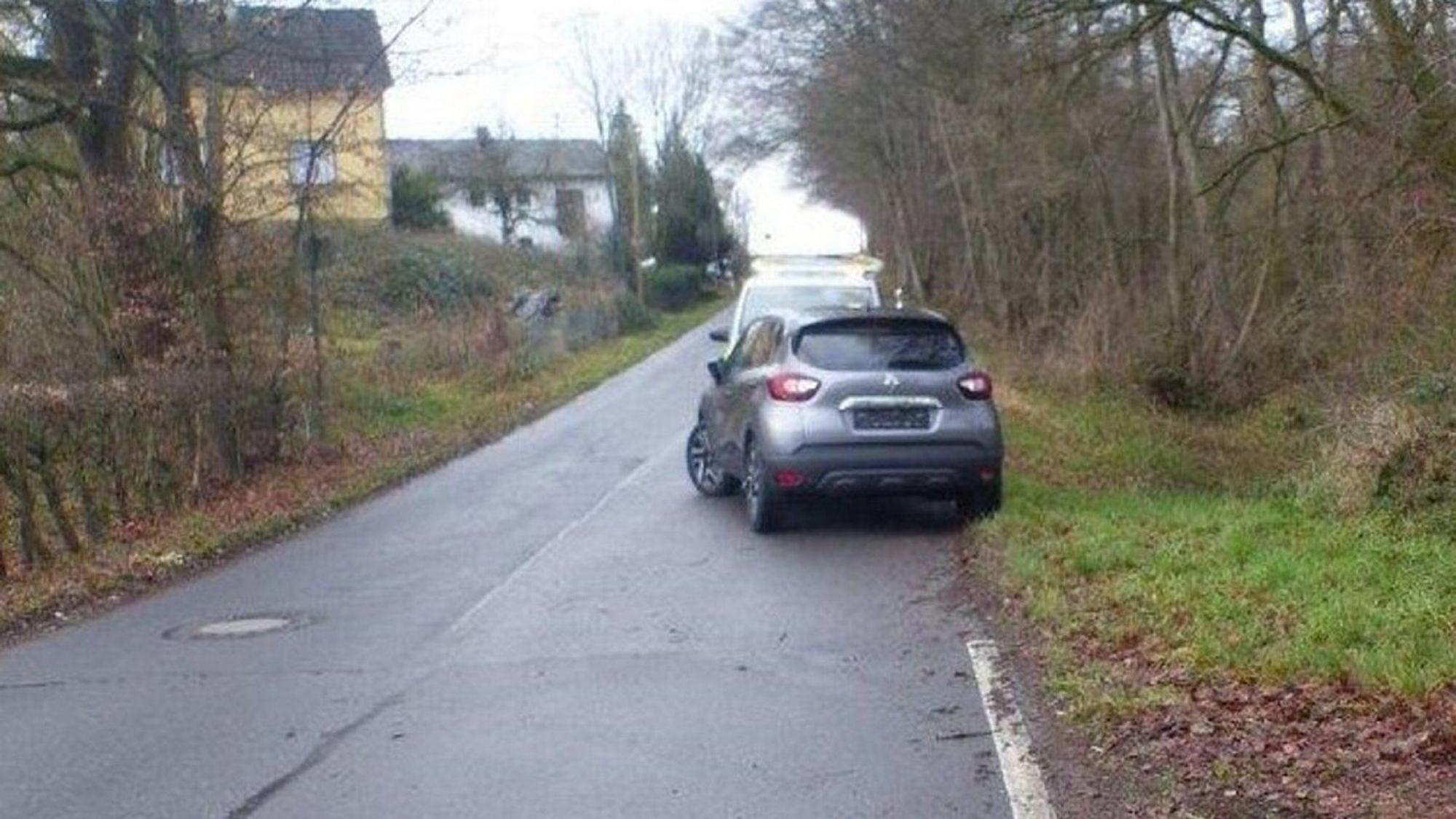 Ein Auto steht am Straßenrand.