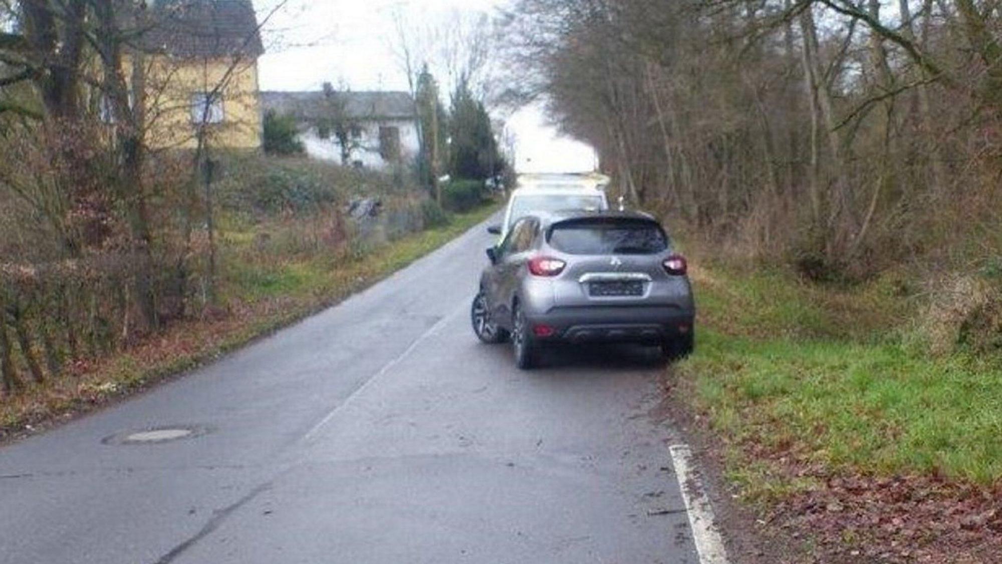 Ein Auto steht halb auf der Straße.