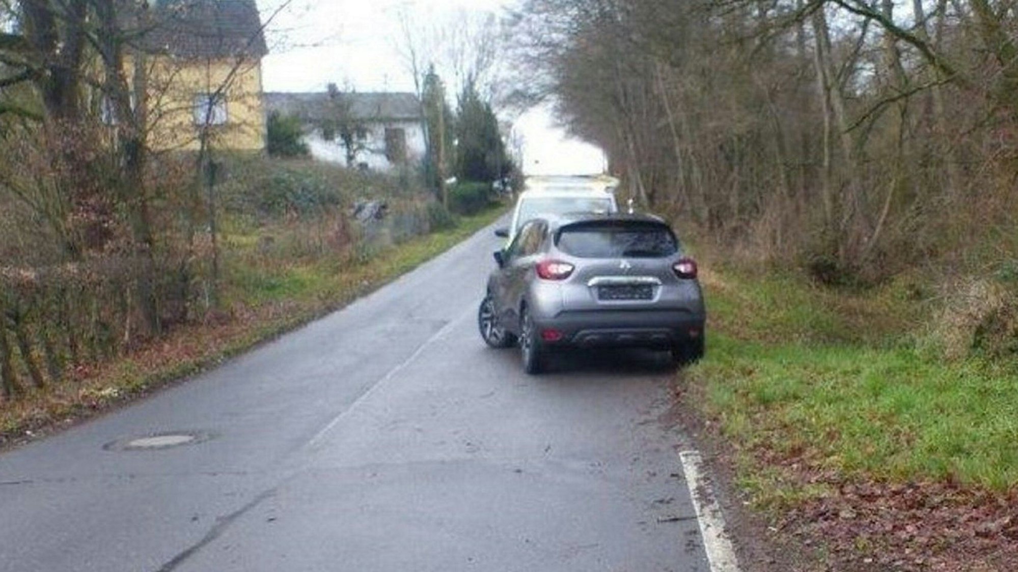 Ein Auto steht halb auf der Straße.