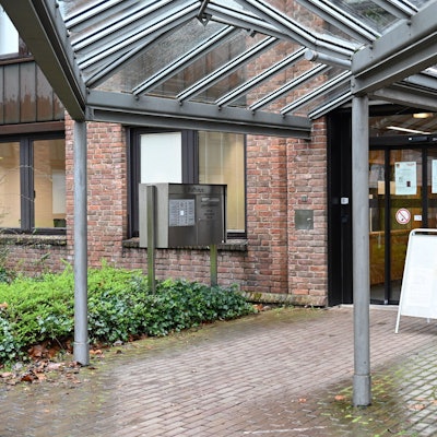 Das Foto zeigt den Eingang des Kerpener Rathauses.