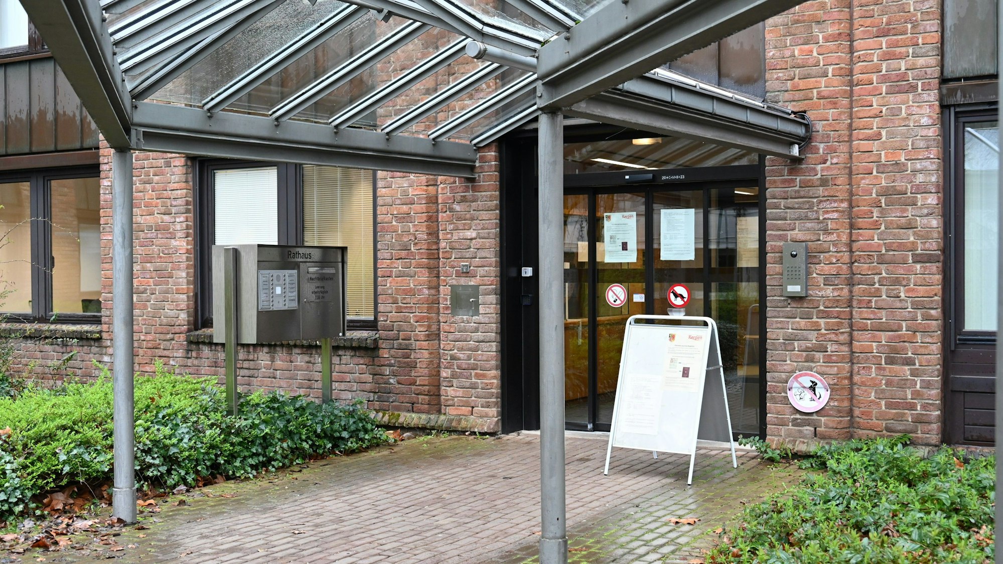 Das Foto zeigt den Eingang des Kerpener Rathauses.