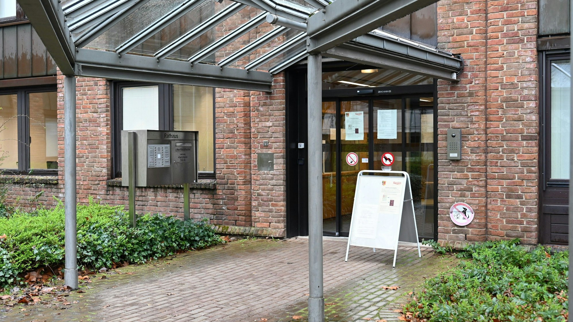 Der Eingang des Kerpener Rathauses.