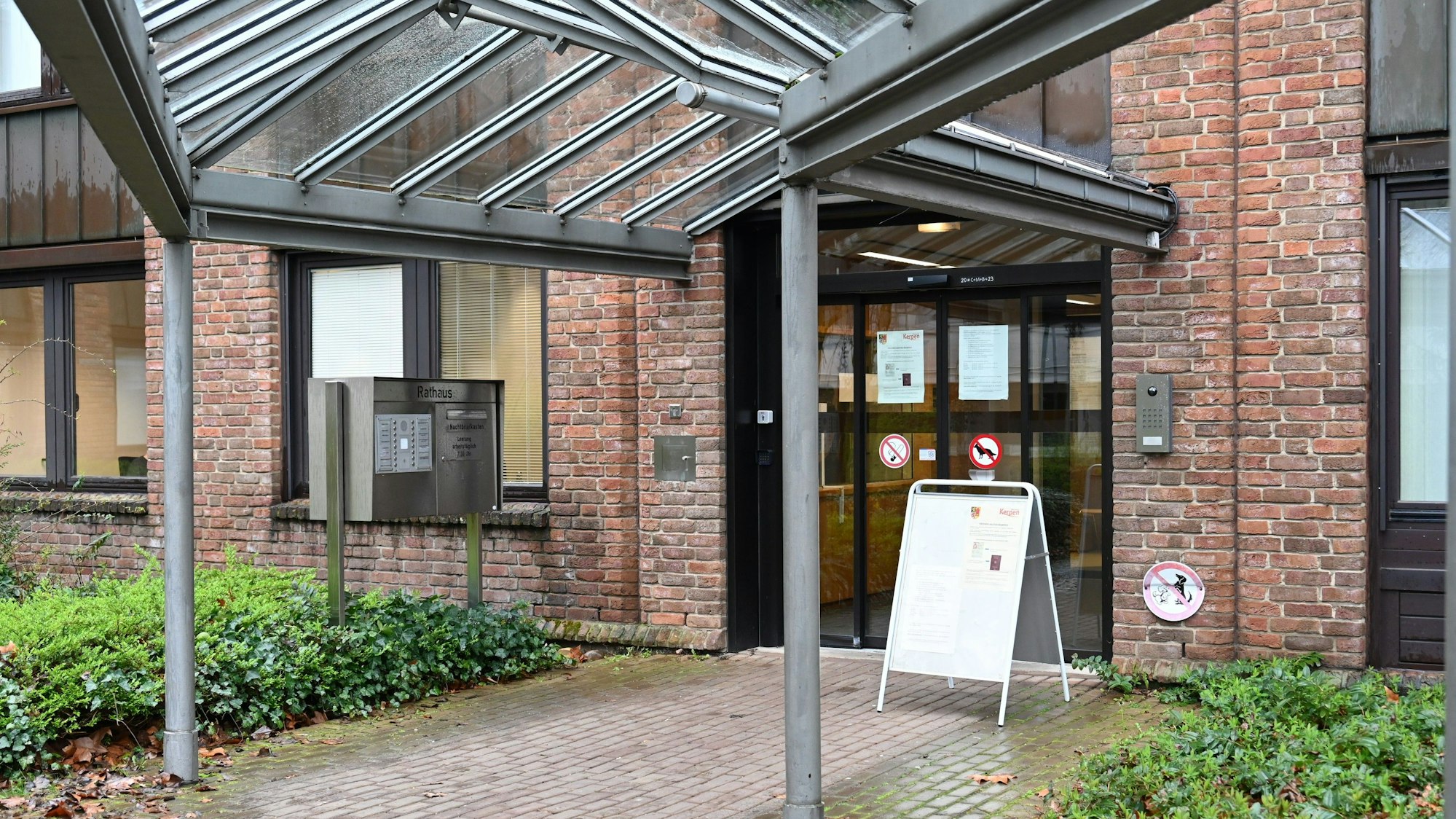 Das Bild zeigt den Eingang zu einem Rathaus.