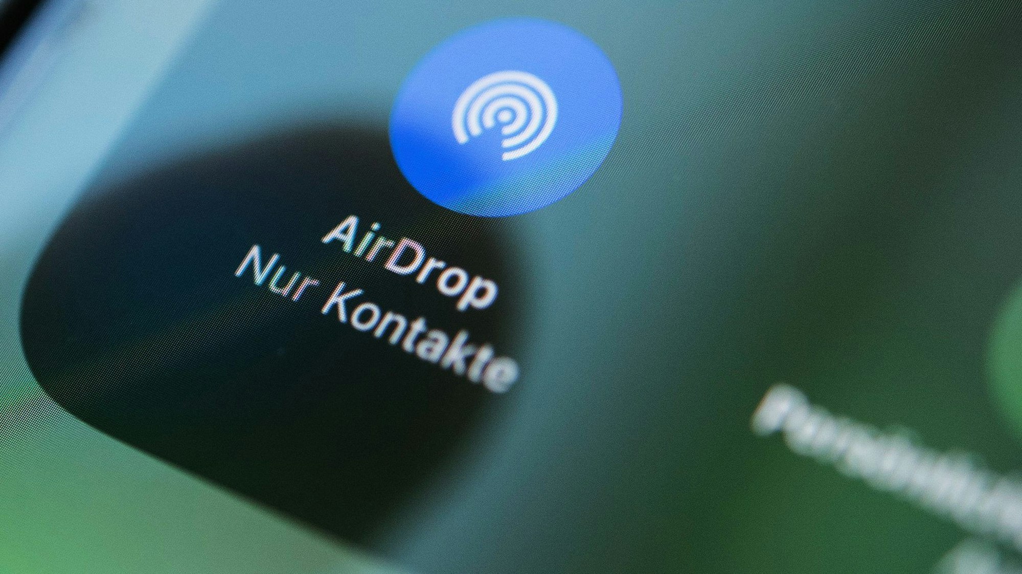 Nahaufnahme des Icons für Airdrop auf einem Smartphone.