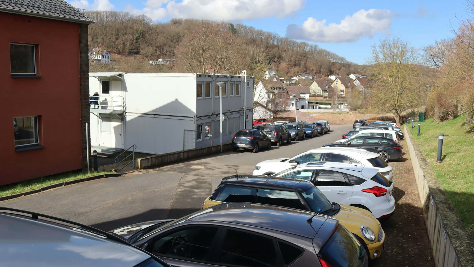 Das Bild zeigt den vollbesetzten Parkplatz.