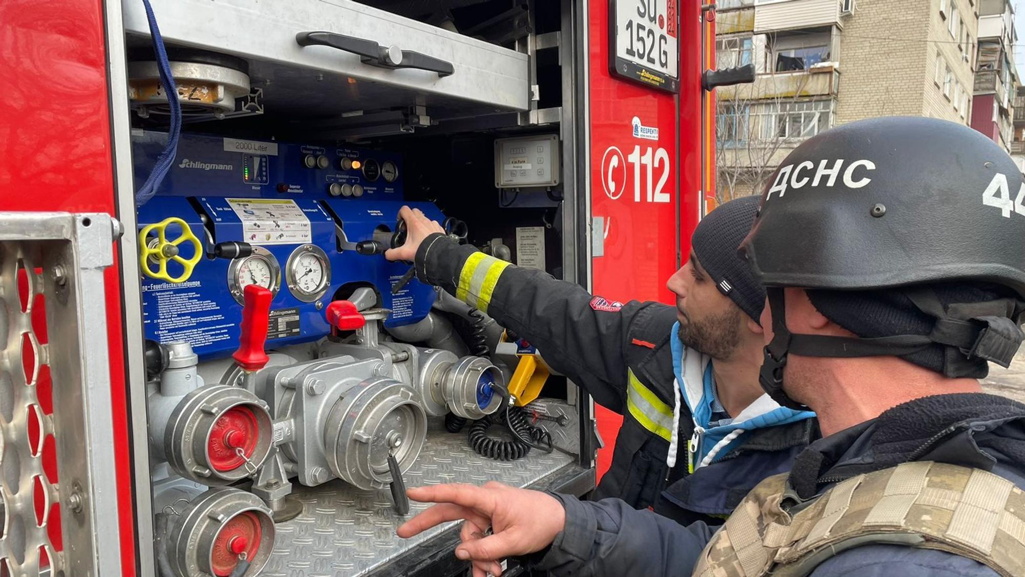 Noch immer ist das alte Zollkennzeichen an einem der beiden Feuerwehrwagen aus Rheinbach befestigt. Die Papiere sind aber umgeschrieben.