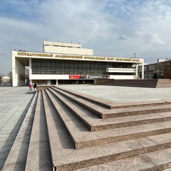 Ukraine, Simferopol: Im Zentrum der Hauptstadt der Schwarzmeer-Halbinsel Krim erinnert wie zu Sowjetzeiten vor mehr als 30 Jahren ein Lenin-Denkmal an den Revolutionsführer von 1917. Im Hintergrund steht das Staatliche Akademische Musiktheater der Republik Krim.