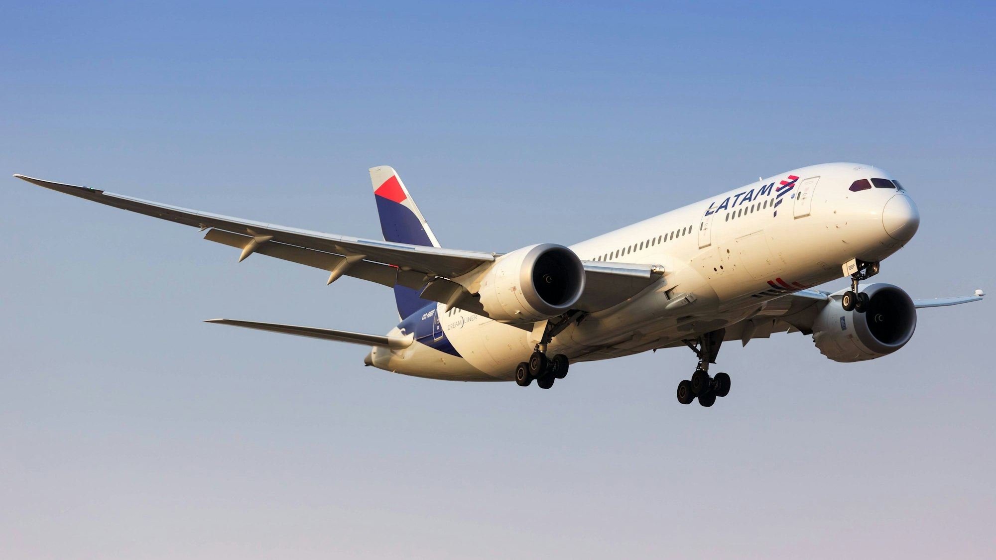 Eine Boeing 787 der südamerikanischen Fluggesellschaft LATAM kurz nach dem Start. (Symbolbild)