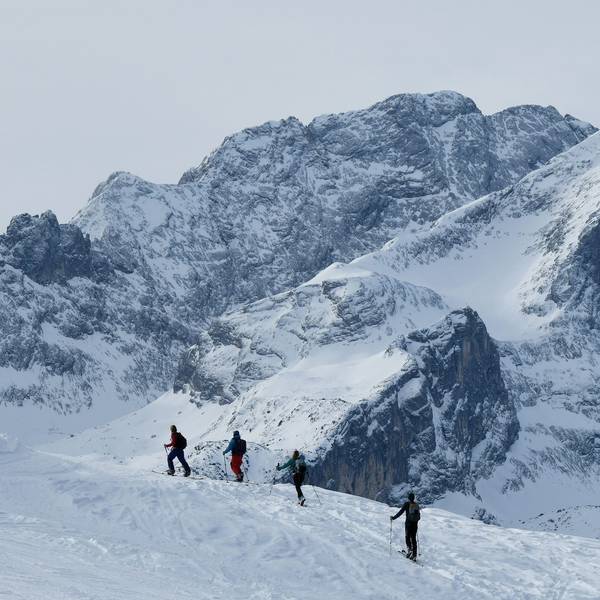 ARCHIV - 24.01.2021, Bayern, Garmisch-Partenkirchen: Touren wie hier im Wettersteingebirge sollten nur angegangen werden, wenn das Wetter passt und die Lawinengefahr gering ist.