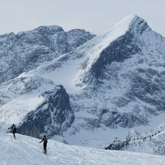 ARCHIV - 24.01.2021, Bayern, Garmisch-Partenkirchen: Touren wie hier im Wettersteingebirge sollten nur angegangen werden, wenn das Wetter passt und die Lawinengefahr gering ist.