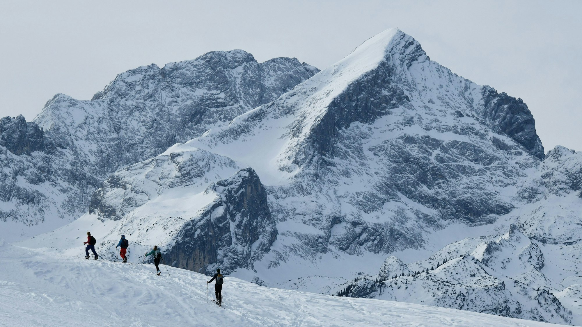 ARCHIV - 24.01.2021, Bayern, Garmisch-Partenkirchen: Touren wie hier im Wettersteingebirge sollten nur angegangen werden, wenn das Wetter passt und die Lawinengefahr gering ist.