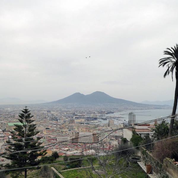 Blick vom Castel Sant'Elmo auf die Stadt und den Vulkan.