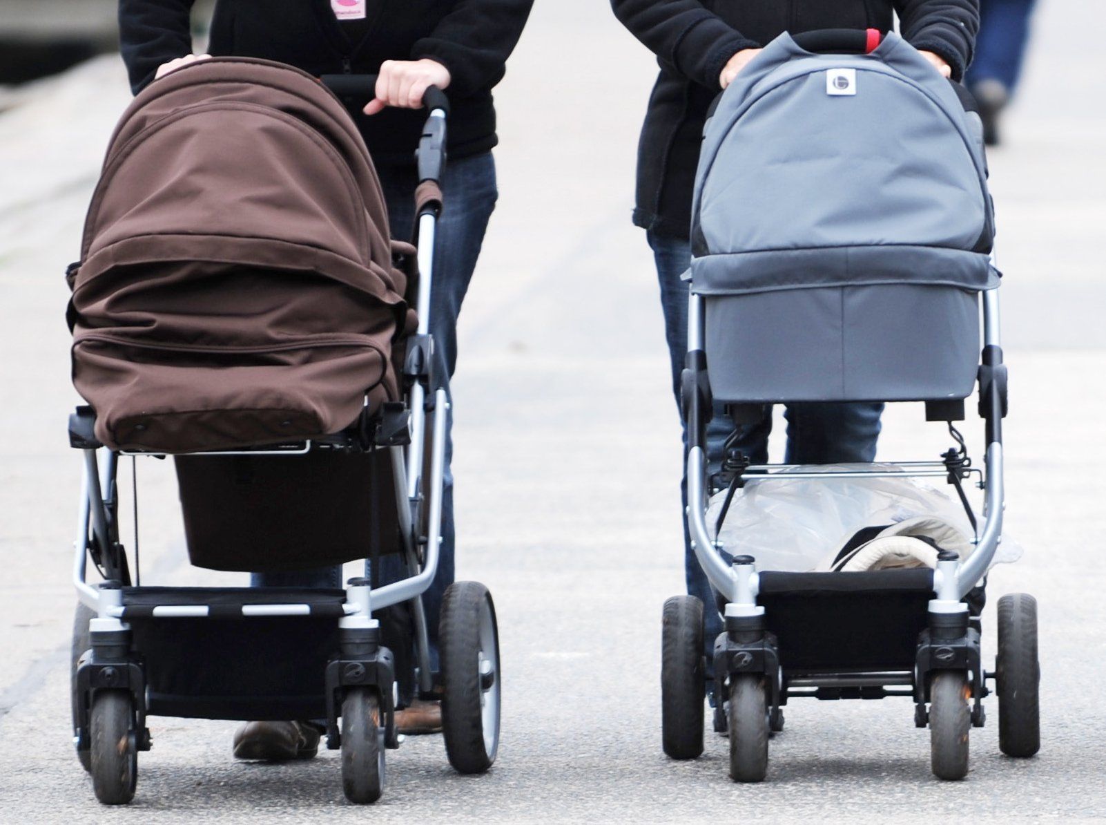 Frauen schieben Kinderwagen