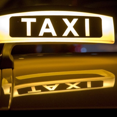 Ein Taxi steht für Fahrgäste bereit.